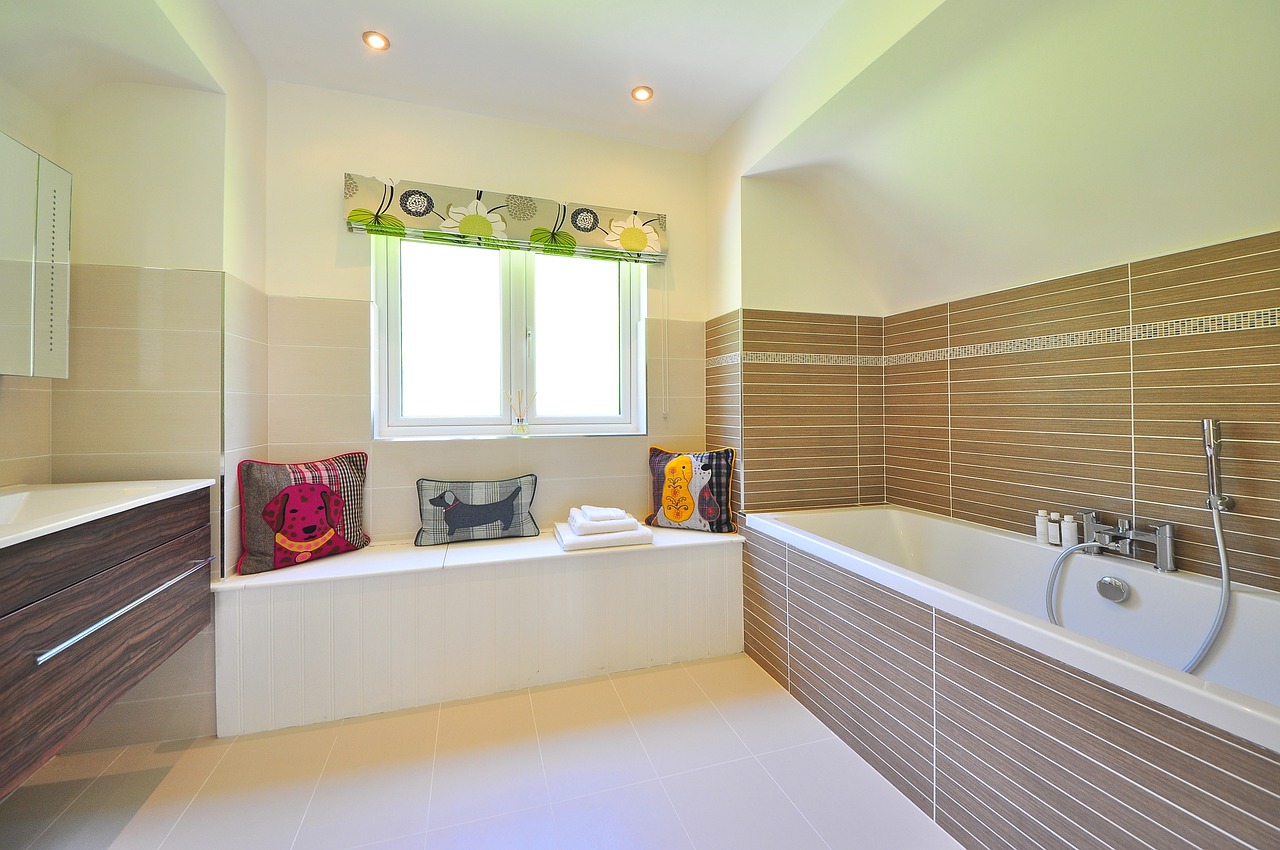 Home staging salle de bain : Conseils pour une salle de bain moderne et accueillante